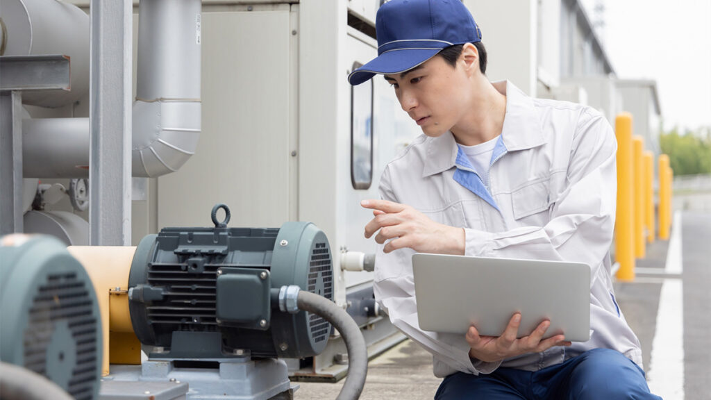 電気設備の確認をしている作業着の男性